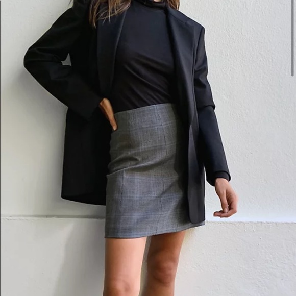 Babaton Modern Mini Skirt - Picture 2 of 8